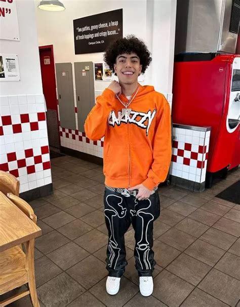 derek trendz sister|DerekTrendz Bio, Wiki, Age, Girlfriend, TikTok, Merch,。